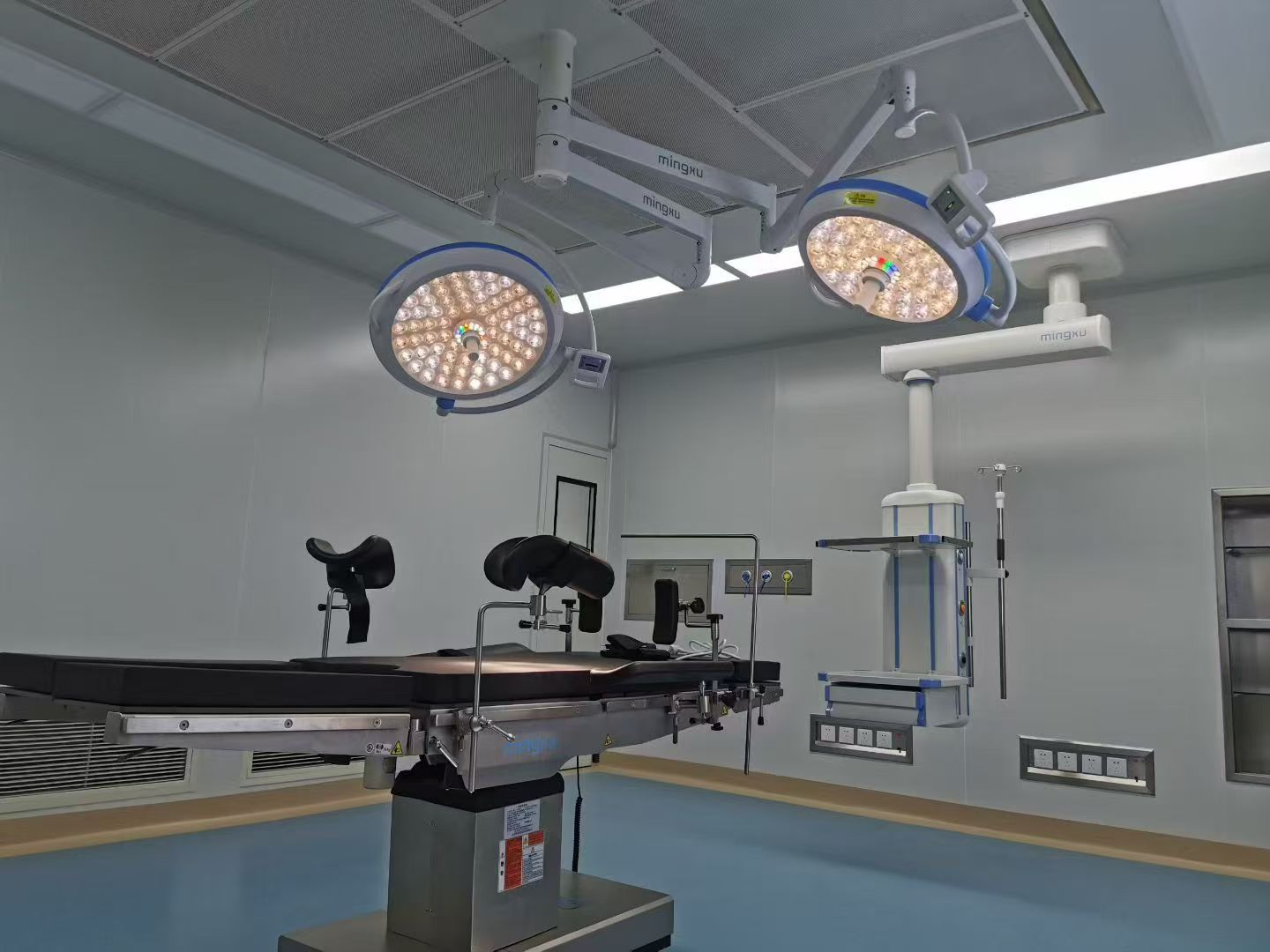 Ceiling Surgical Lamp Lámpara quirúrgica montada en el techo en un quirófano moderno