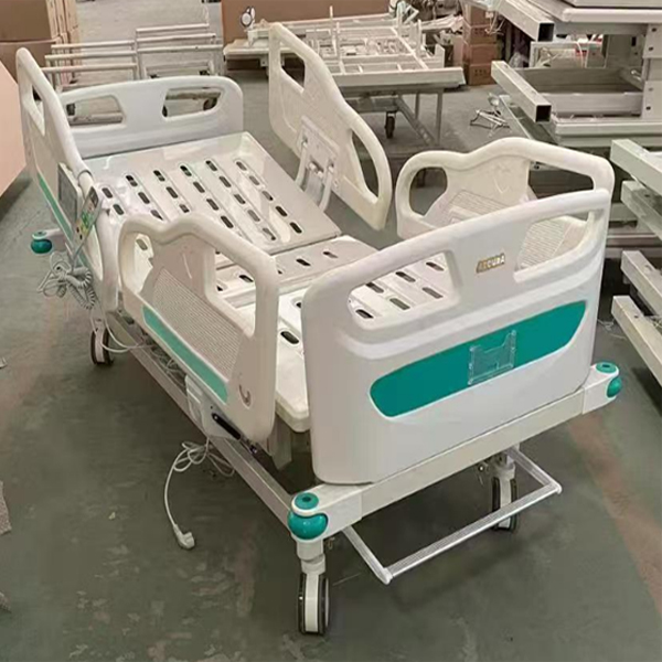 Cama de hospital el&eacute;ctrico con rieles laterales y cabecera de ABS