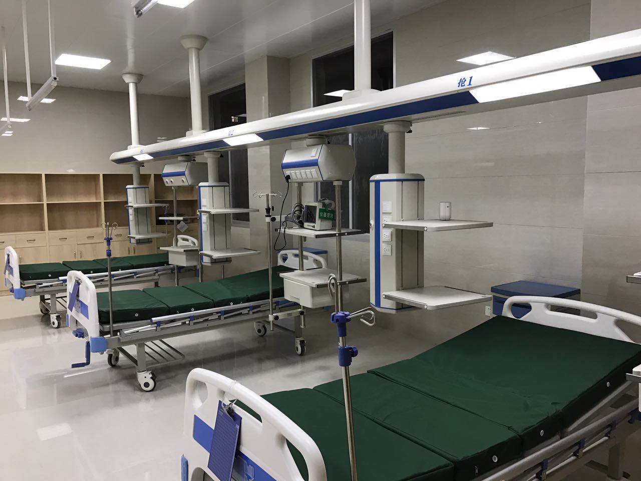 Cama y equipo de hospital en la sala de emerregencia 