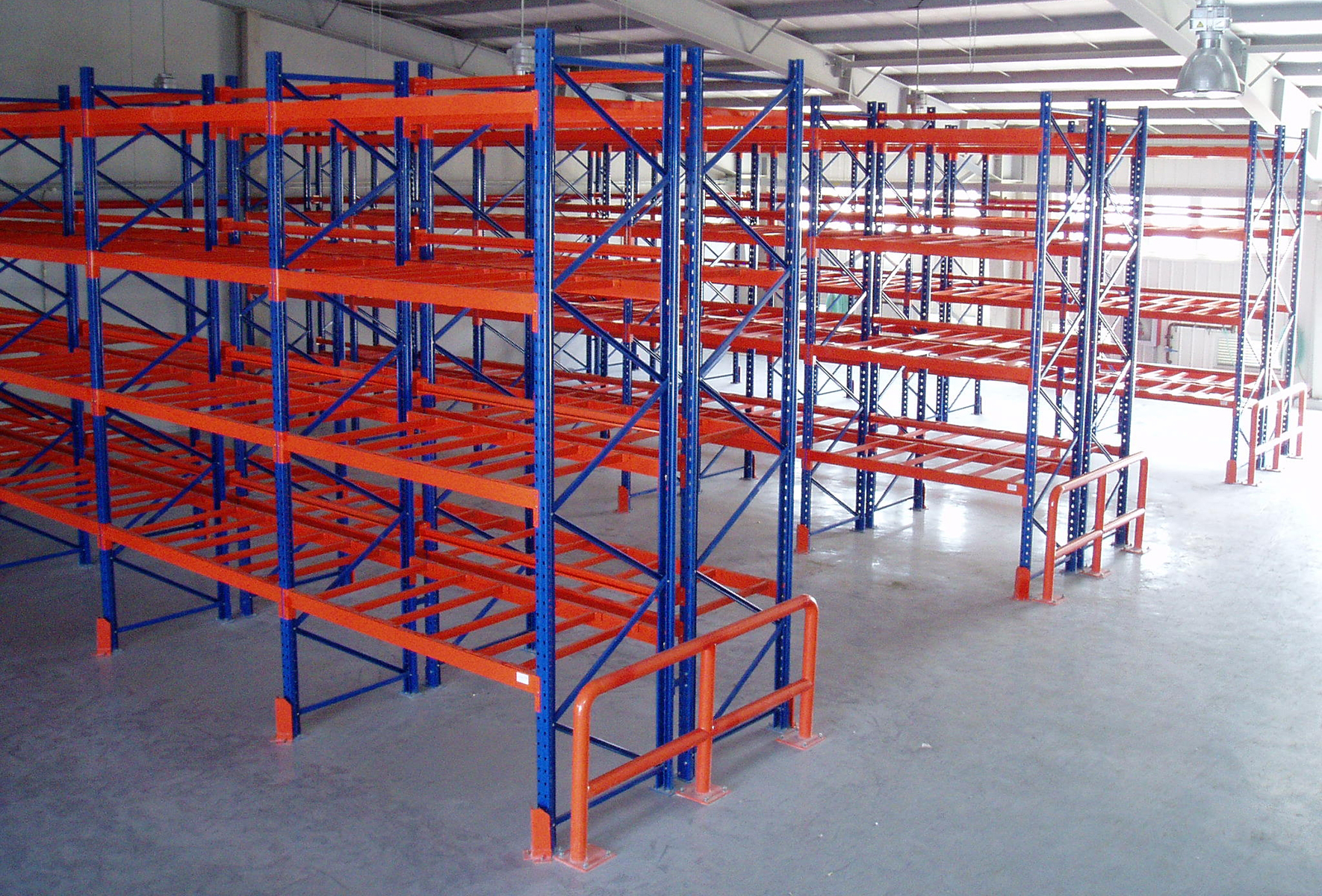 Nave industrial estanterías altas de almacenamiento en centro logístico